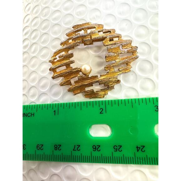 Vintage Brushed Gold Brooch with Pearl Accent - Picture 4 of 4